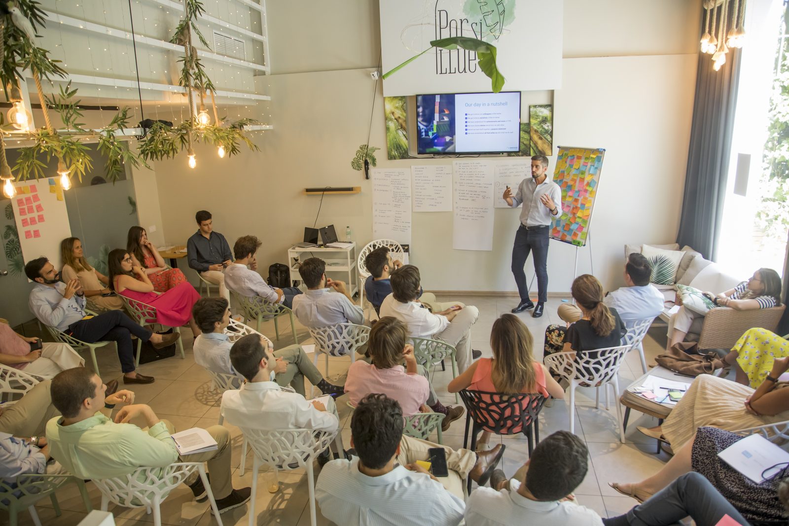 Ángel facilitando una sesión estratégica con un equipo directivo